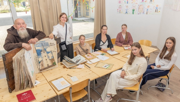 FOTOD Kohalikud noored andsid panuse Eesti Maarja kirikute raamatu loomisesse